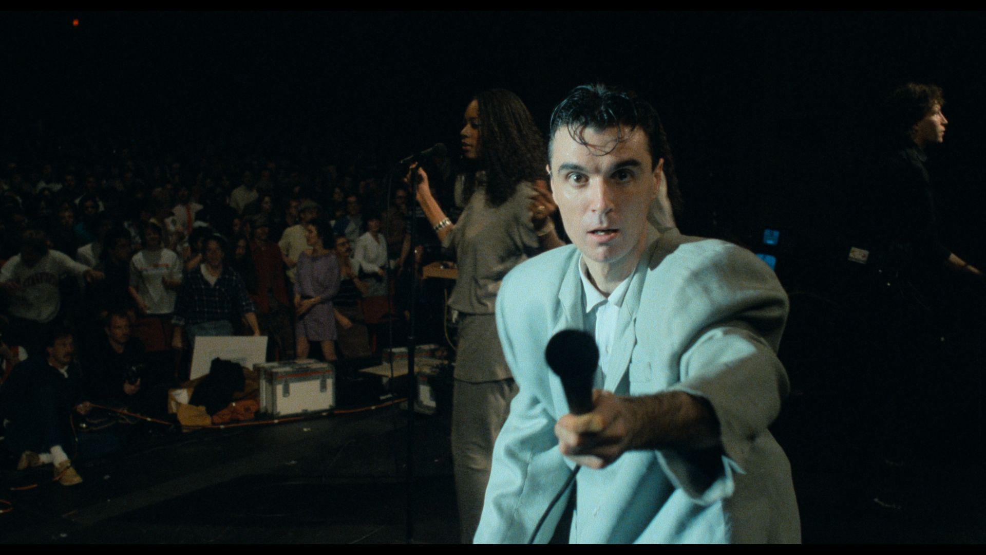 I TALKING HEADS tornano protagonisti della scena con STOP MAKING SENSE. 40 ANNIVERSARY EXPERIENCE, il progetto speciale che celebra i 40 anni dall’uscita del più grande film concerto di tutti i tempi, in anteprima alla FESTA DEL CINEMA DI ROMA